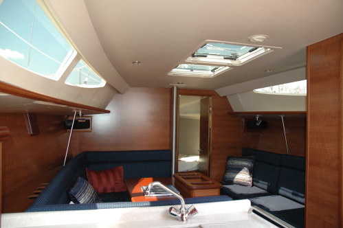 New Sail Monohull for Sale 2013 Hunter 33 Layout & Accommodations